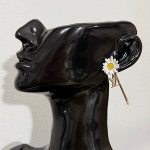 LV vintage Daisy Flower Earrings